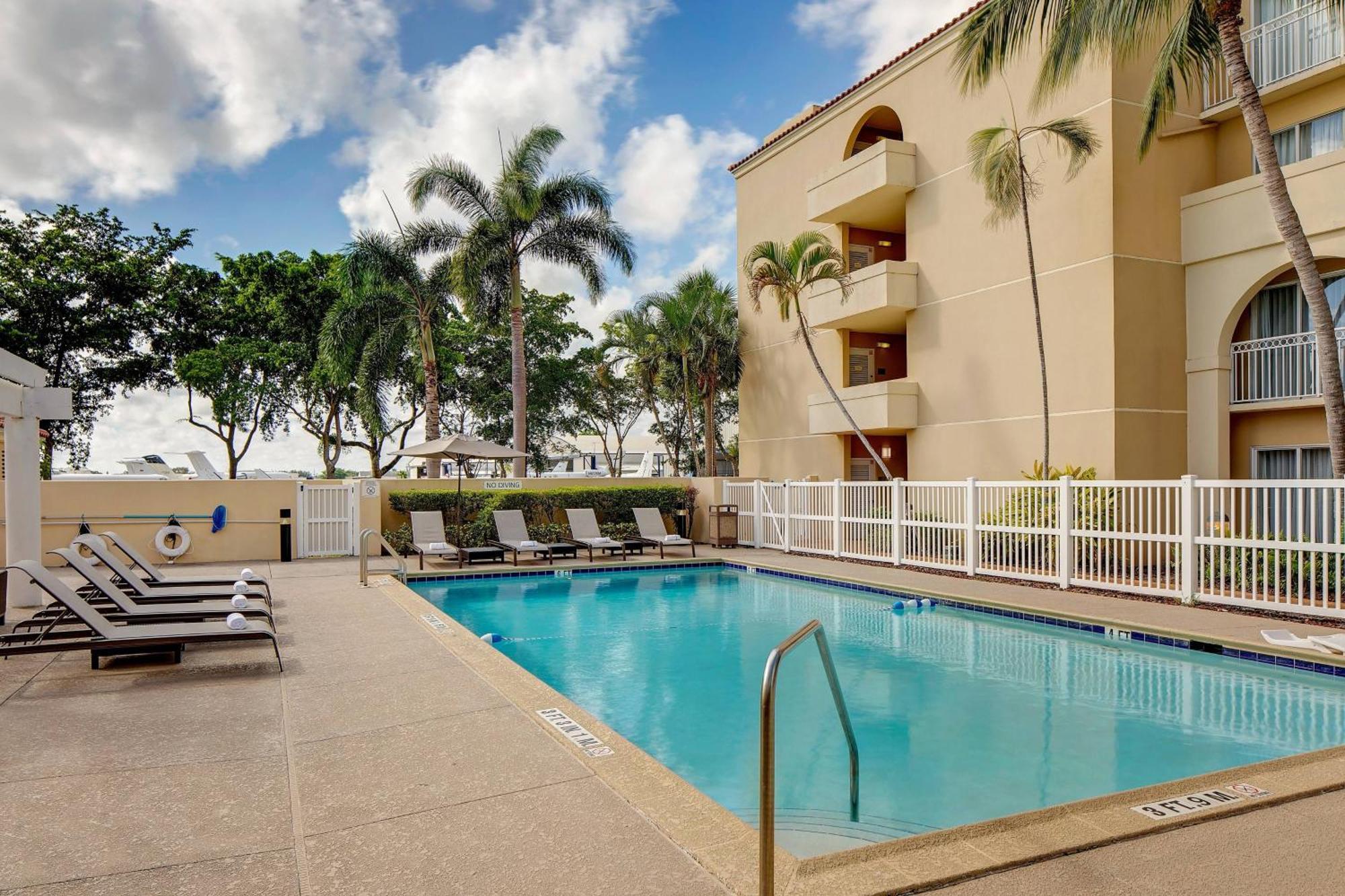 Courtyard By Marriott Fort Lauderdale North/Cypress Creek Hotel Eksteriør billede