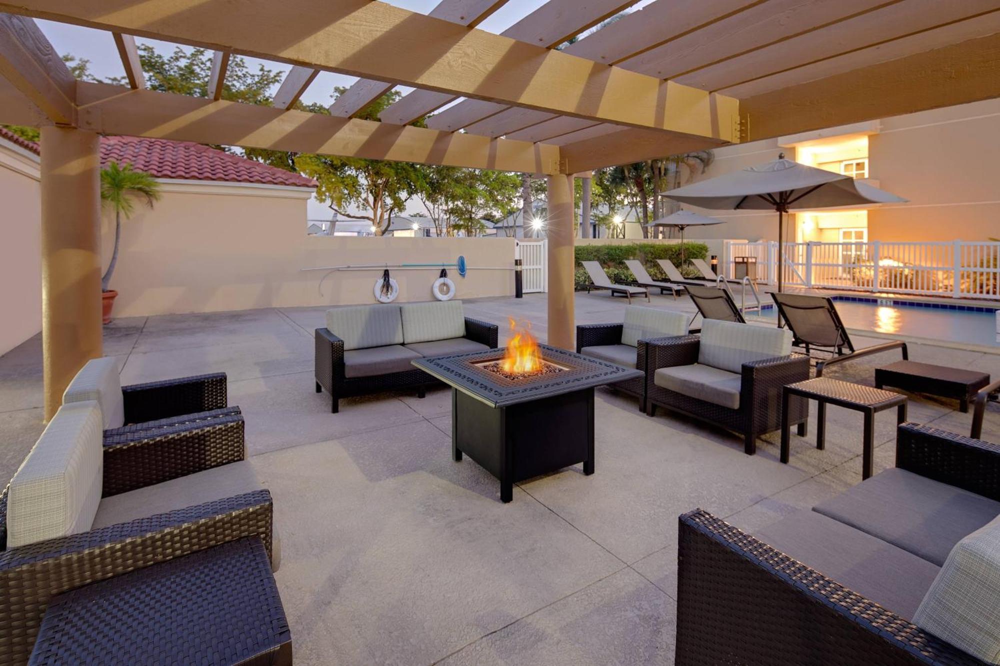 Courtyard By Marriott Fort Lauderdale North/Cypress Creek Eksteriør billede